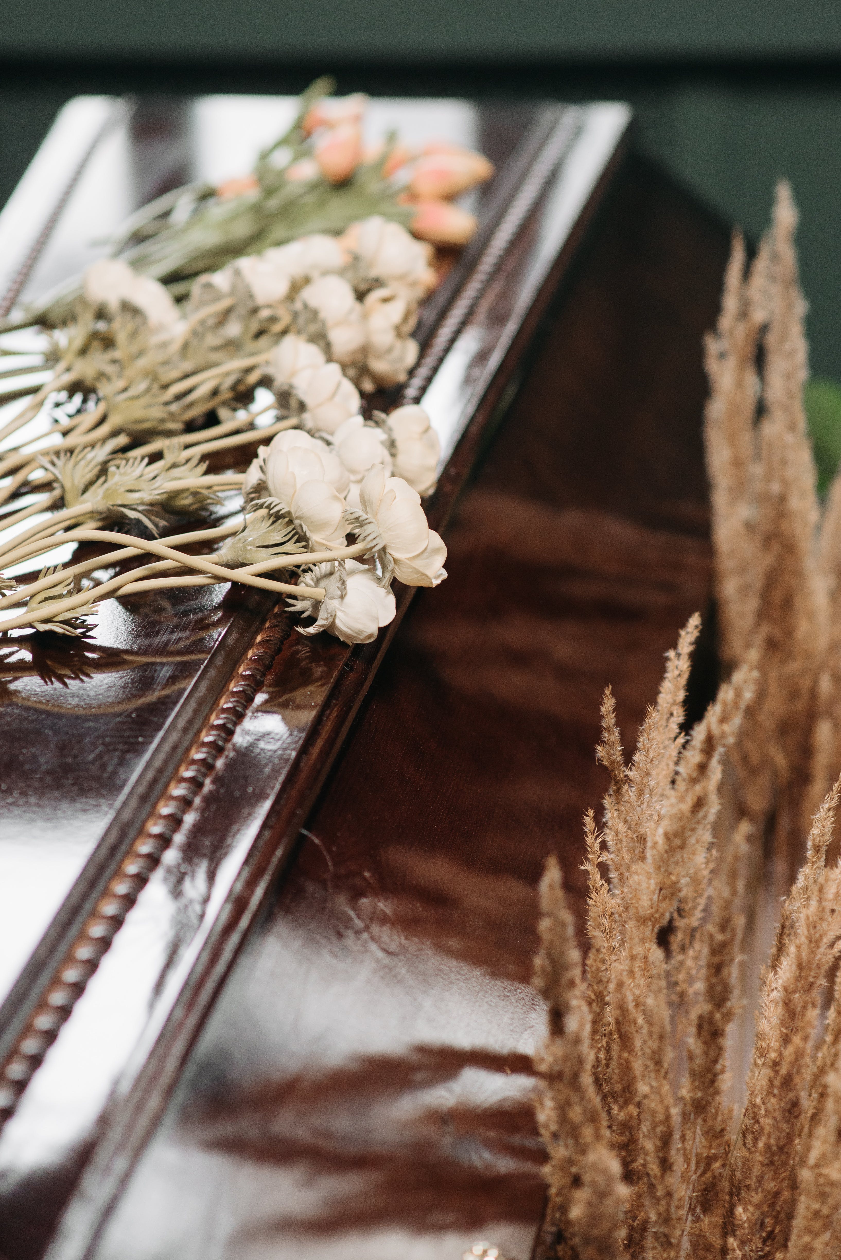 White flowers on the coffin. | Source: Pexels