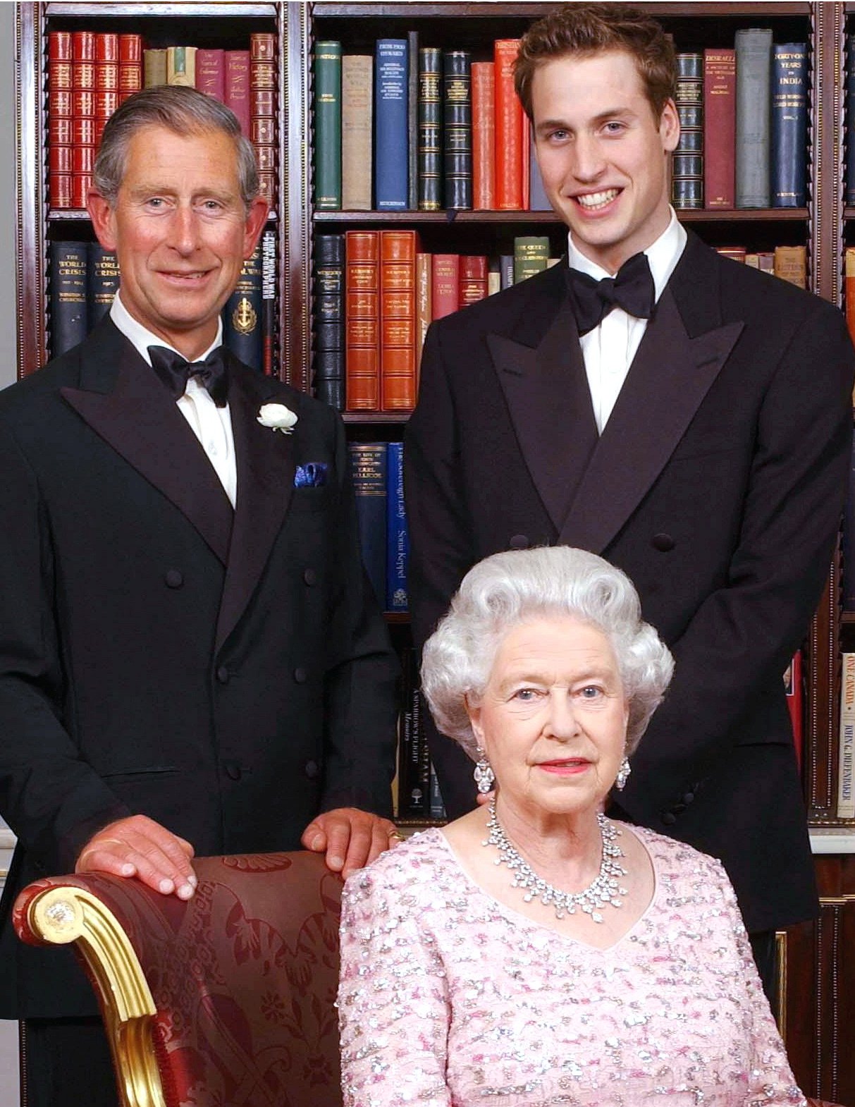 Königin Elizabeth II., Prinz Charles, der Prinz von Wales und sein Erbe Prinz William im Clarence House | Quelle: Getty Images