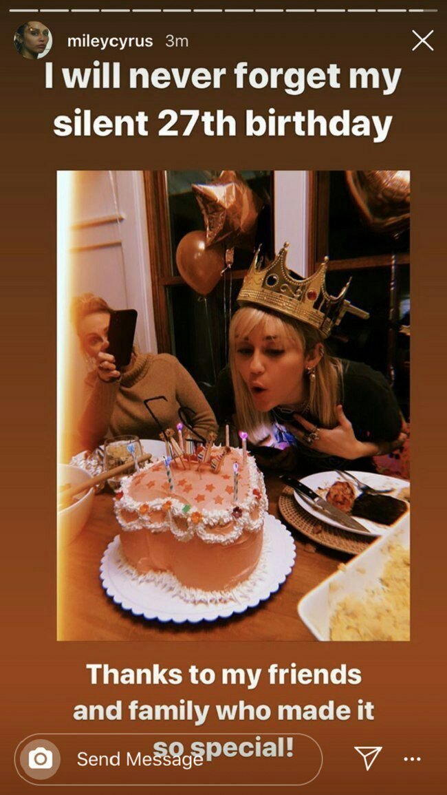 Miley Cyrus blowing out candles on her birthday cake | Photo: Instagram/@mileycyrus