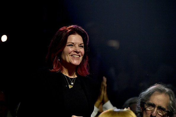 Rosanne Cash stands and is acknowledged at the Berklee College of Music Commencement Concert at Agganis Arena at Boston University on May 11, 2018 | Photo: Getty Images