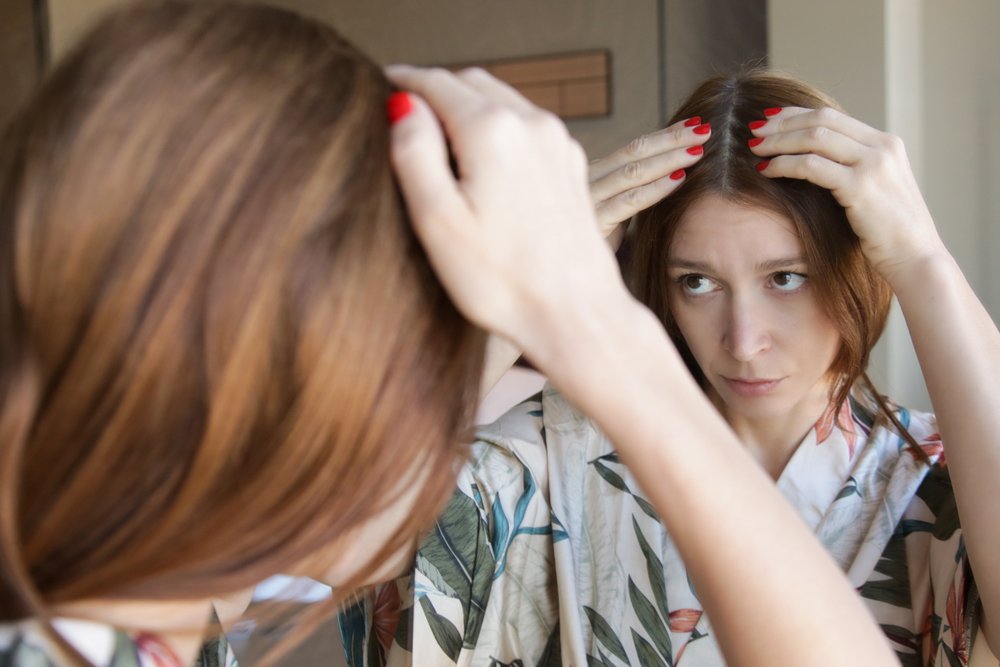 Mujer viéndose al espejo. | Foto: Shutterstock
