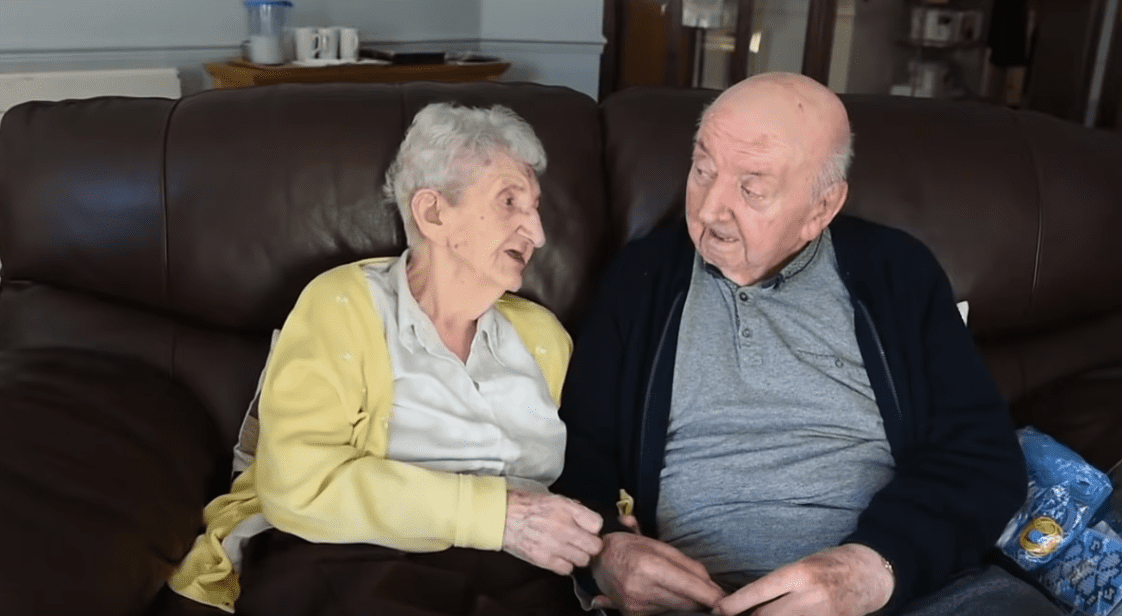 Ada Keating, de 98 años, y su hijo de 80, Tom Keating, juntos en una imagen. | Foto: YouTube/JewishLife