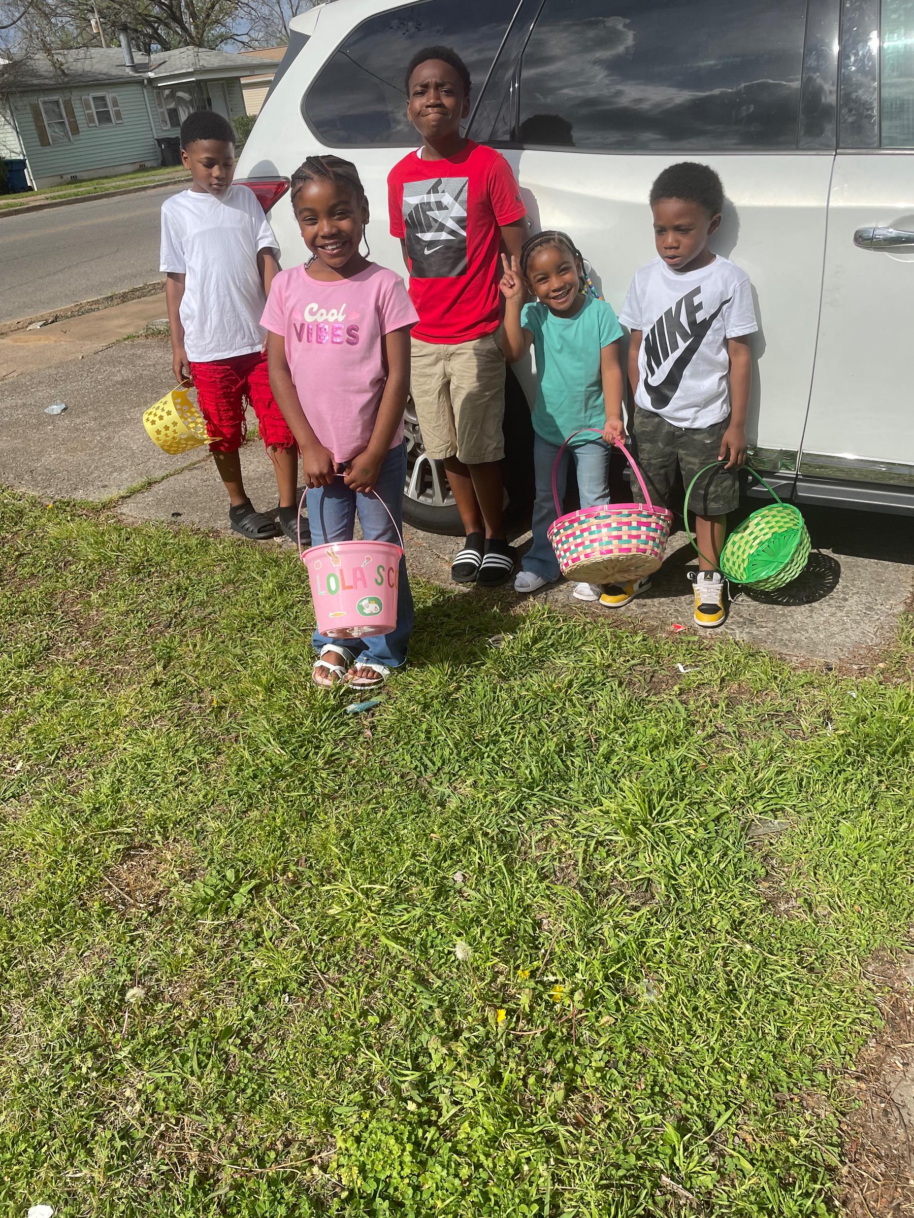 Lolisa Hood's five children smiled together, completely unaware of the tragedy that would soon strike their family. On this occasion, they posed in front of their car ready for an Easter egg hunt | Source: GoFundMe
