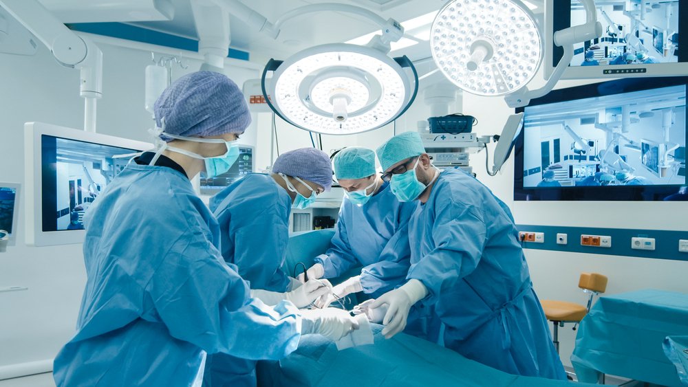 Medizinisches Team, das chirurgische Operationen im hellen modernen Operationssaal durchführt | Quelle: Shutterstock
