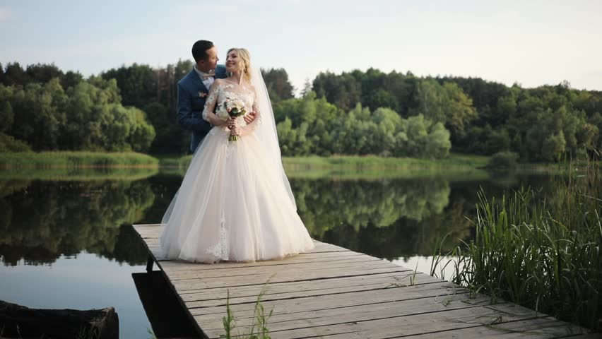 Husband and wife smiling on their wedding day | Photo: Shutterstock