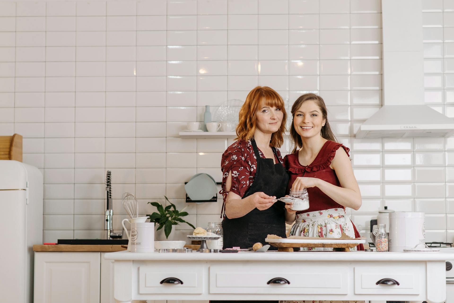 A mother with her daughter in the kitchen | Source: Pexels