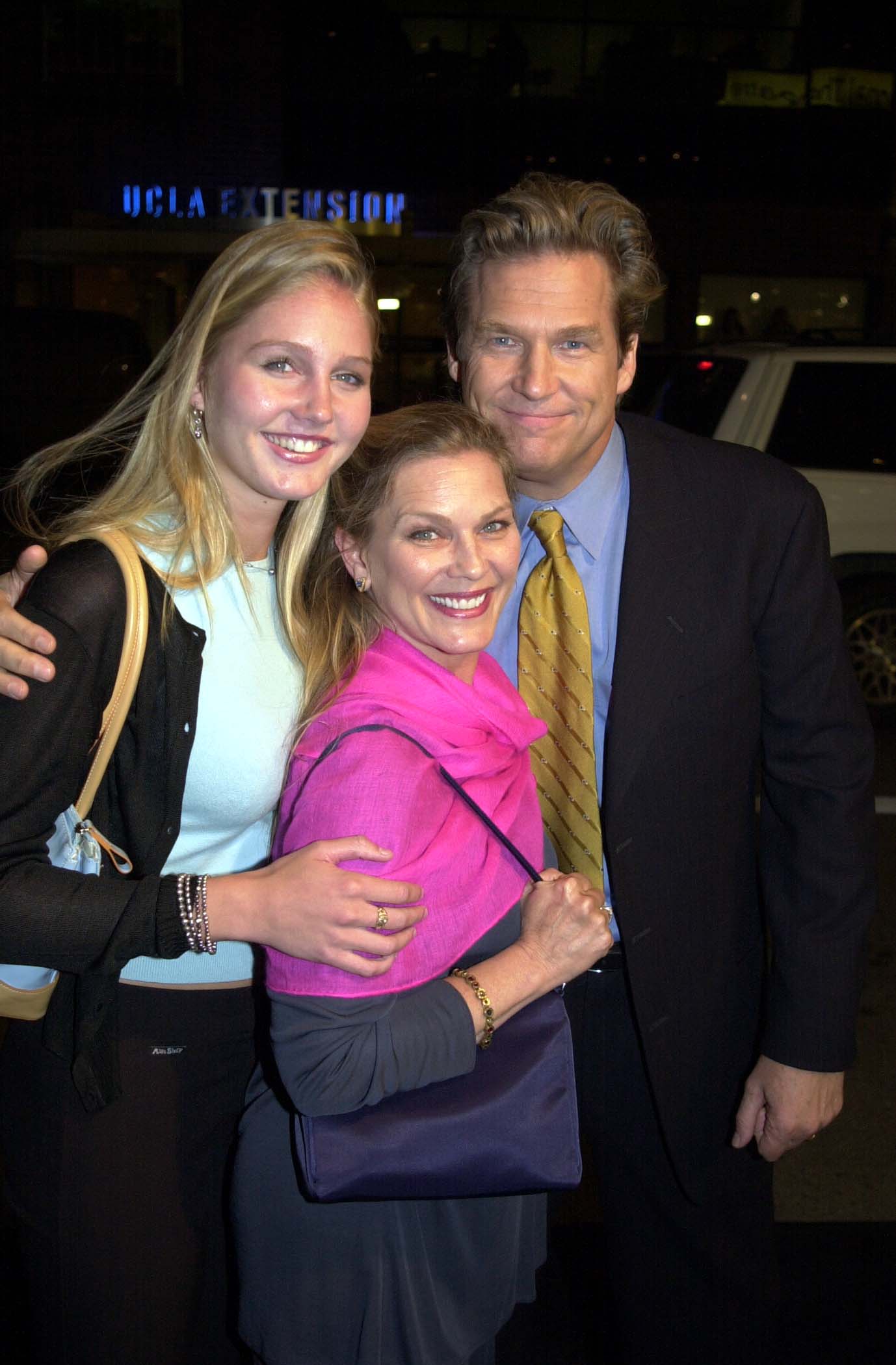 Susan and Jeff Bridges with their daughter Isabelle at "The Contender" premiere in Los Angeles, California, on October 5, 2000 | Source: Getty Images