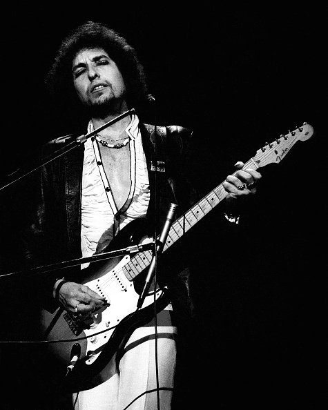 Bob Dylan se produit à l'Oakland Coliseum Arena, Oakland, Ca. le 13 novembre 1978. | Photo : Getty Images Bob Dylan se produit à l'Oakland Coliseum Arena, Oakland, Ca. le 13 novembre 1978. | Photo : Getty Images