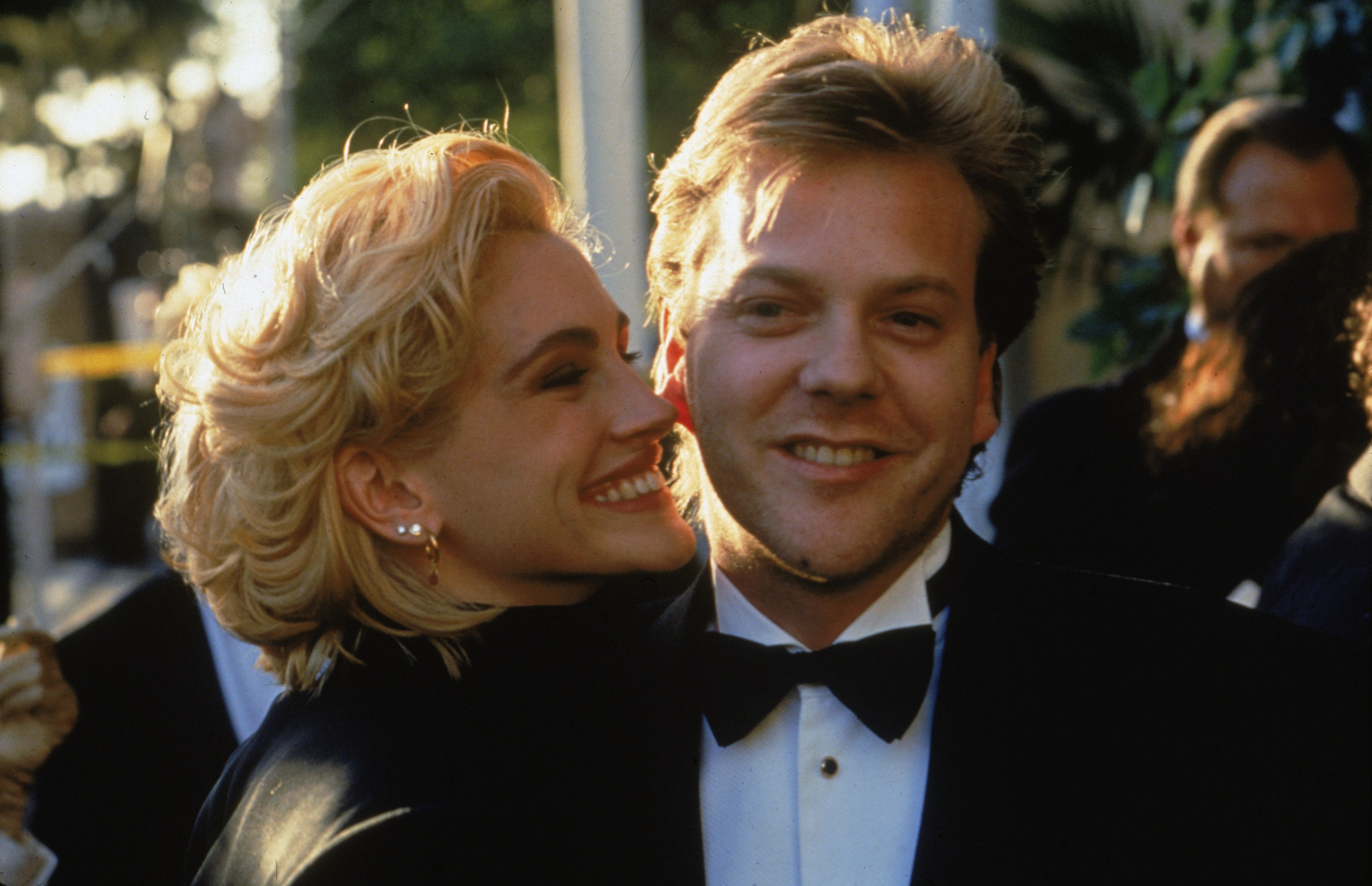La actriz estadounidense Julia Roberts y su novio, el actor canadiense Kiefer Sutherland, llegan a la ceremonia de entrega de los Oscar, Los Ángeles, California, circa 1990 | Foto: Getty Images
