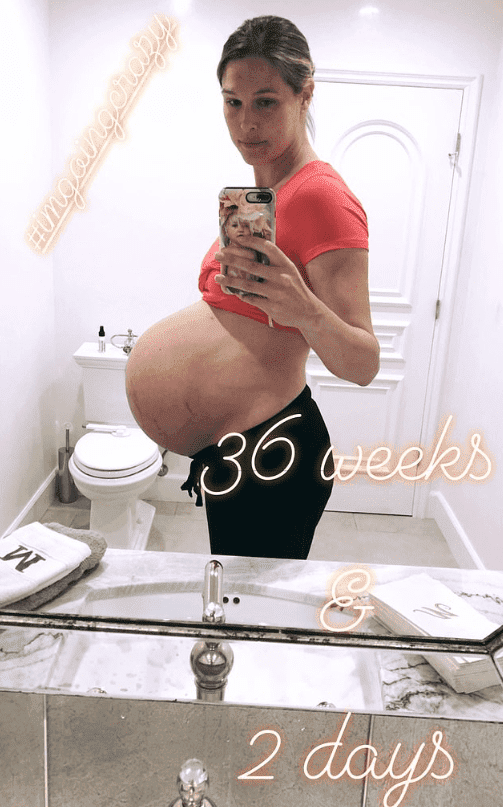 Morgan Miller shows of her bare belly in selfie, at 36 week pregnant | Source: integral.com/morganebeck