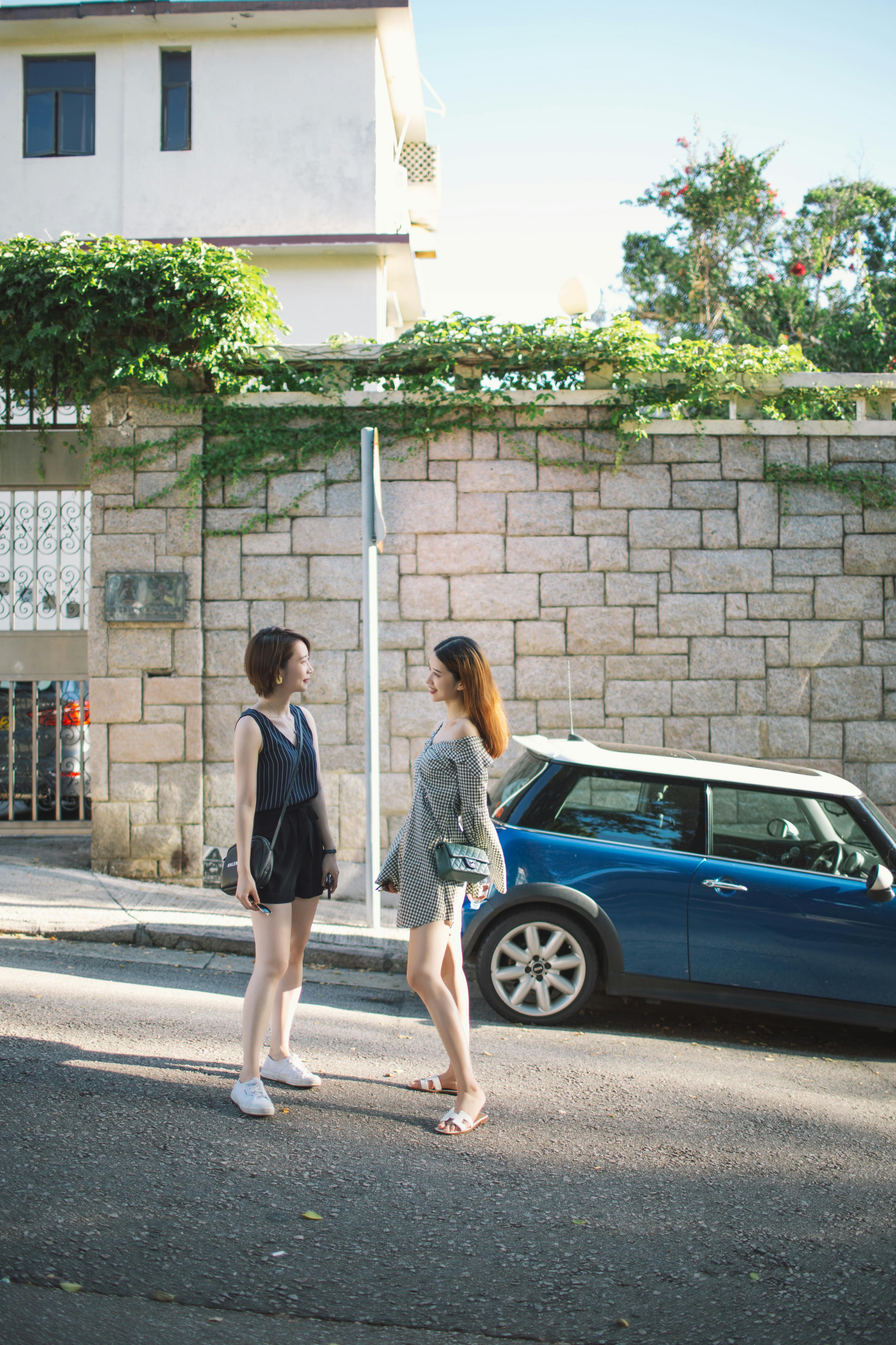 Two women talking in the street | Source: Pexels