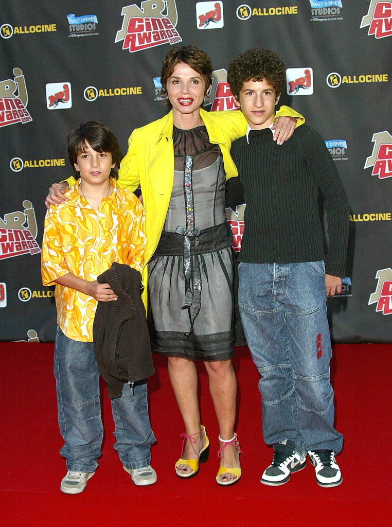 Victoria Abril and Sons pendant 2004 NRJ Cine Awards au Walt Disney Studios à Paris - Marne La Vallée, France. | Photo : Getty Images.