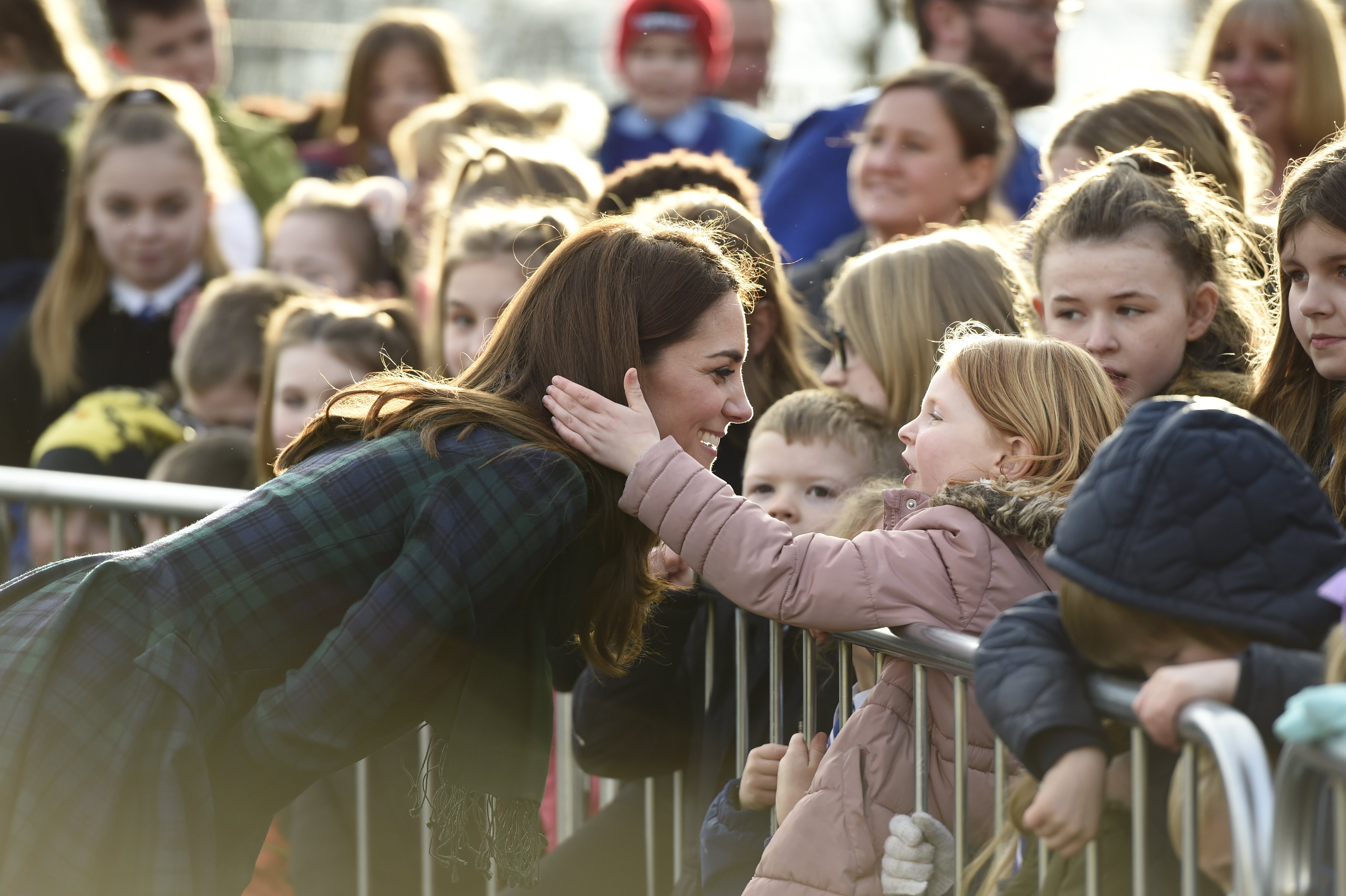 Une jeune fille touche les cheveux de Kate Middleton l Source: Getty Images Une jeune fille touche les cheveux de Kate Middleton l Source: Getty Images