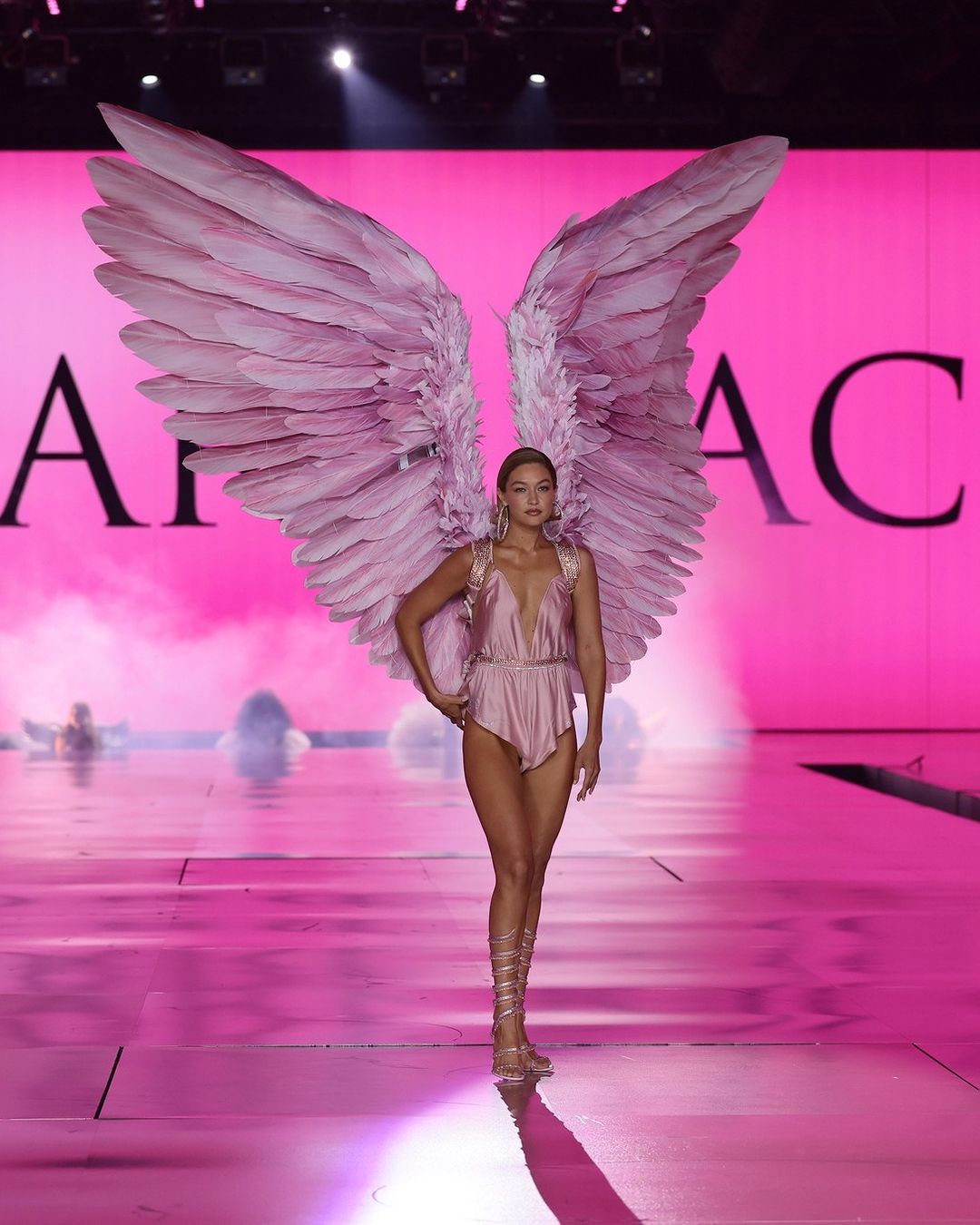 Gigi Hadid walks the runway for the Victoria's Secret Fashion Show 2024, from a post dated October 15, 2024 | Source: Instagram/extratv/