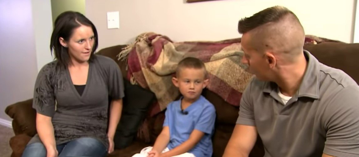 Picture of six-year-old Gage Berger with his parents, Timothy and Kallie. | Source: Youtube/Inside Edition 