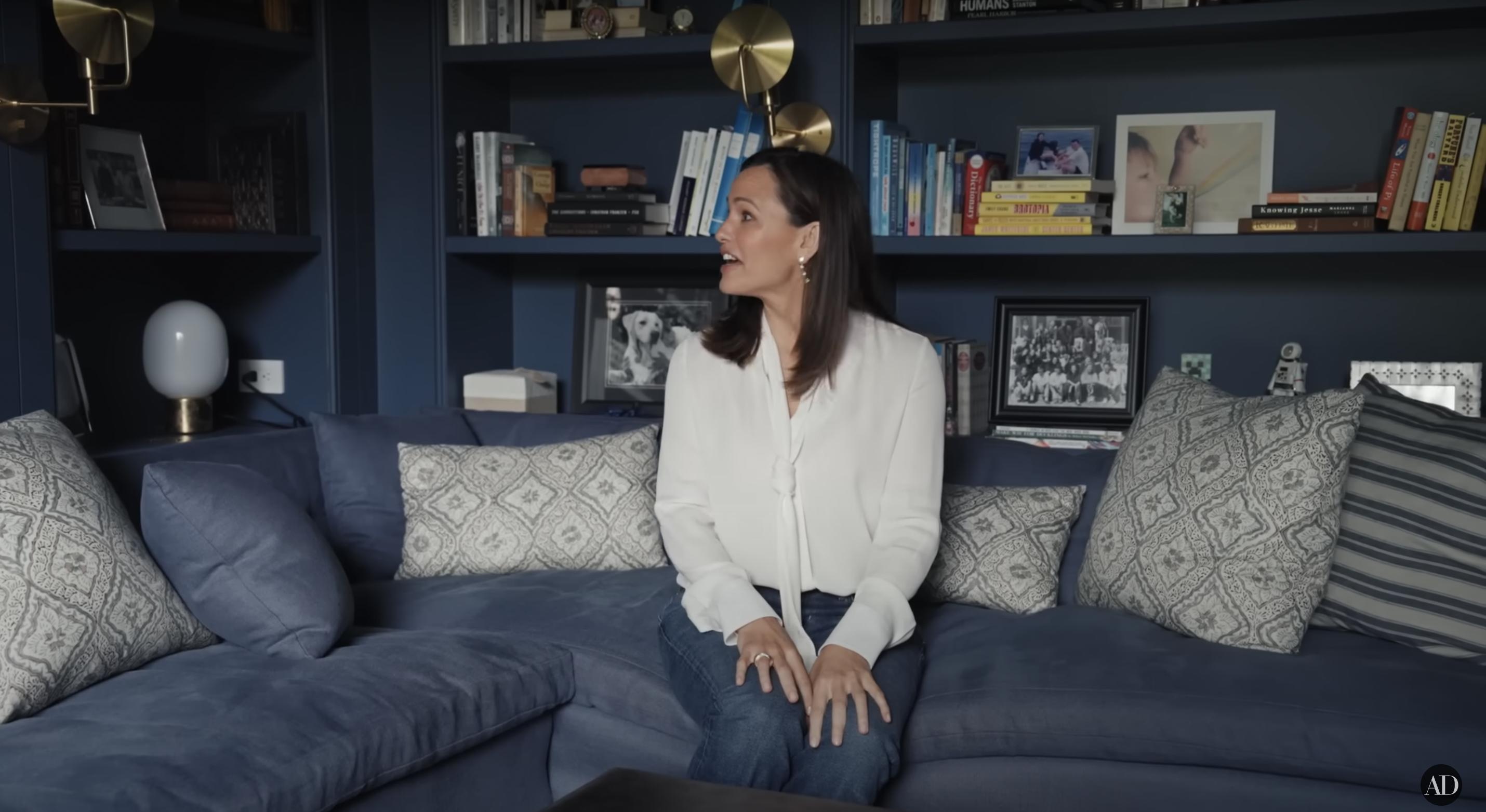 Jennifer Garner shows off her library, dated September 3, 2024 | Source: YouTube/@Archdigest