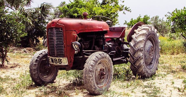 Photo of a tractor on a farmland | Photo: Pixabay.com