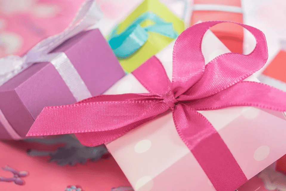 A picture of boxes of birthday gifts. | Photo: Pixabay