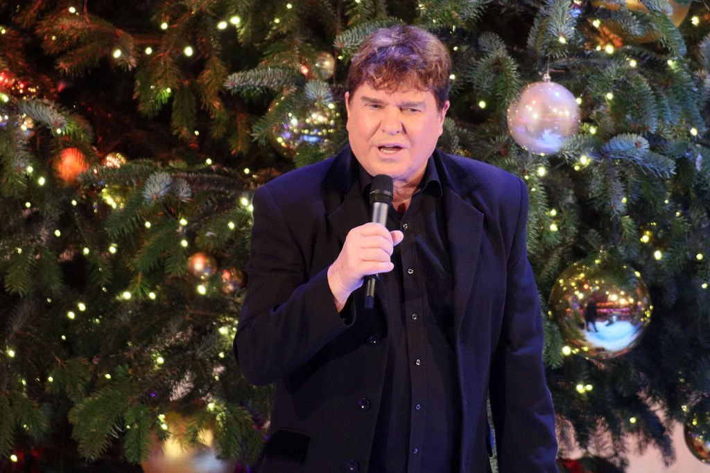 Frank Schöbel während der ARD-Fernsehsendung "Das Adventsfest der 100.000 Lichter" am 30. November 2019 in Suhl. (Foto von Tristar Media) | Quelle: Getty Images