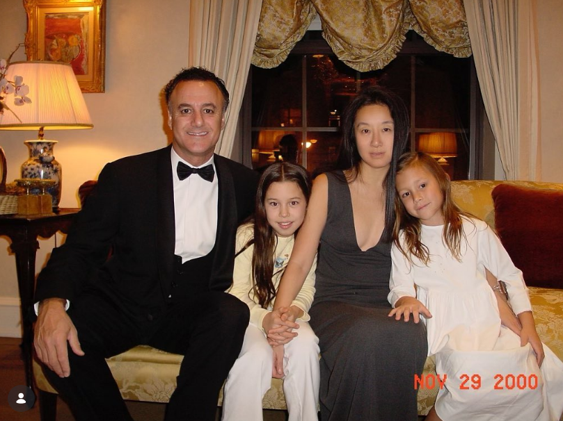Although her family members typically preferred a private life, Vera Wang proudly showcased her loved ones on social media to give followers a rare glimpse into their personal world. In this photo, they posed nicely together while seated on a home sofa on November 29, 2000. | Source: Instagram/verawang