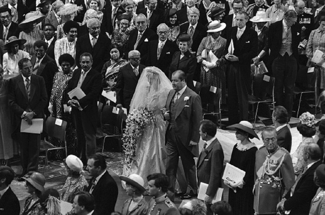 A father walking his daughter down the aisle.| Photo: Getty Images.