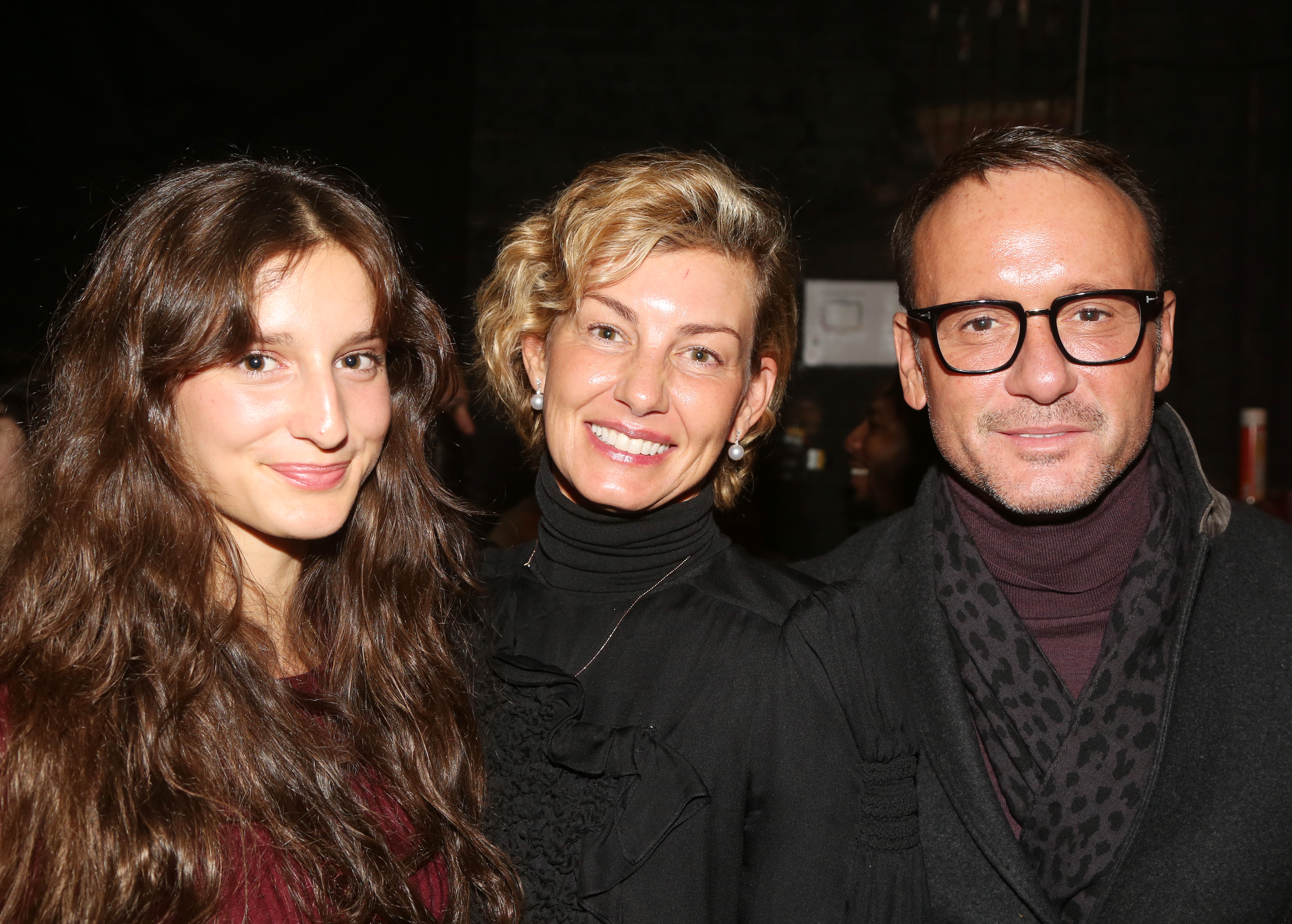 Backstage at "Moulin Rouge!" on Broadway, Audrey McGraw poses between Faith Hill and Tim McGraw. Their warm, natural smiles capture a rare glimpse of family closeness behind the curtain in New York City.