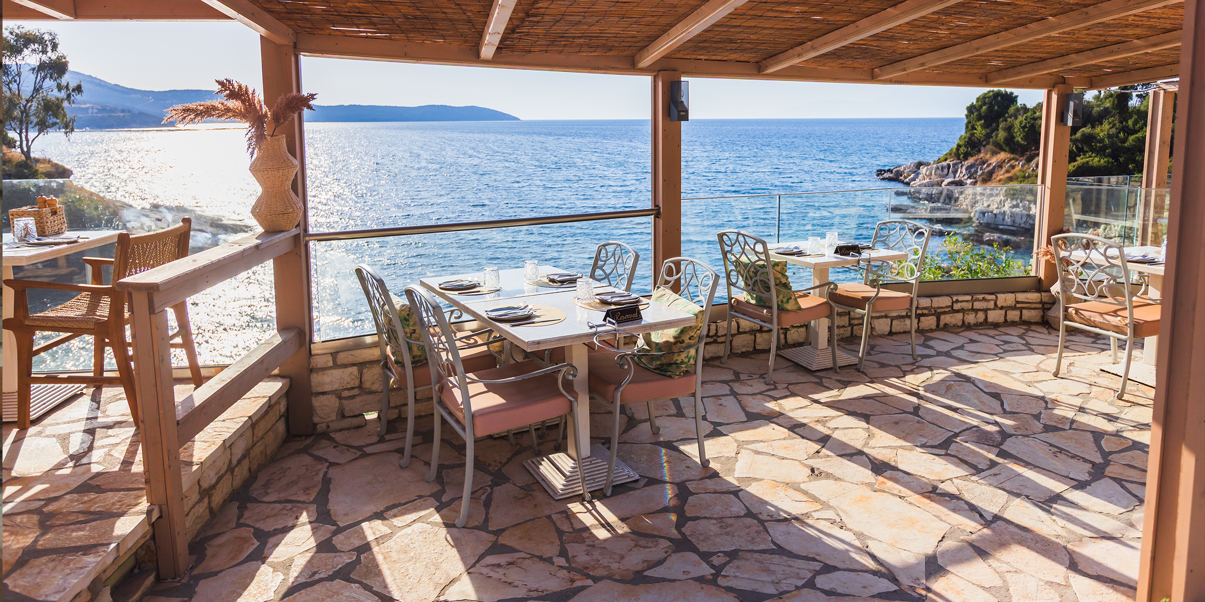 Café by the ocean | Source: Shutterstock