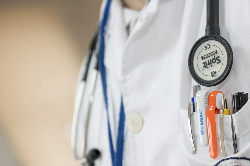 Médico utilizando su bata blanca con estetoscopio en su cuello. | Foto: Pixabay