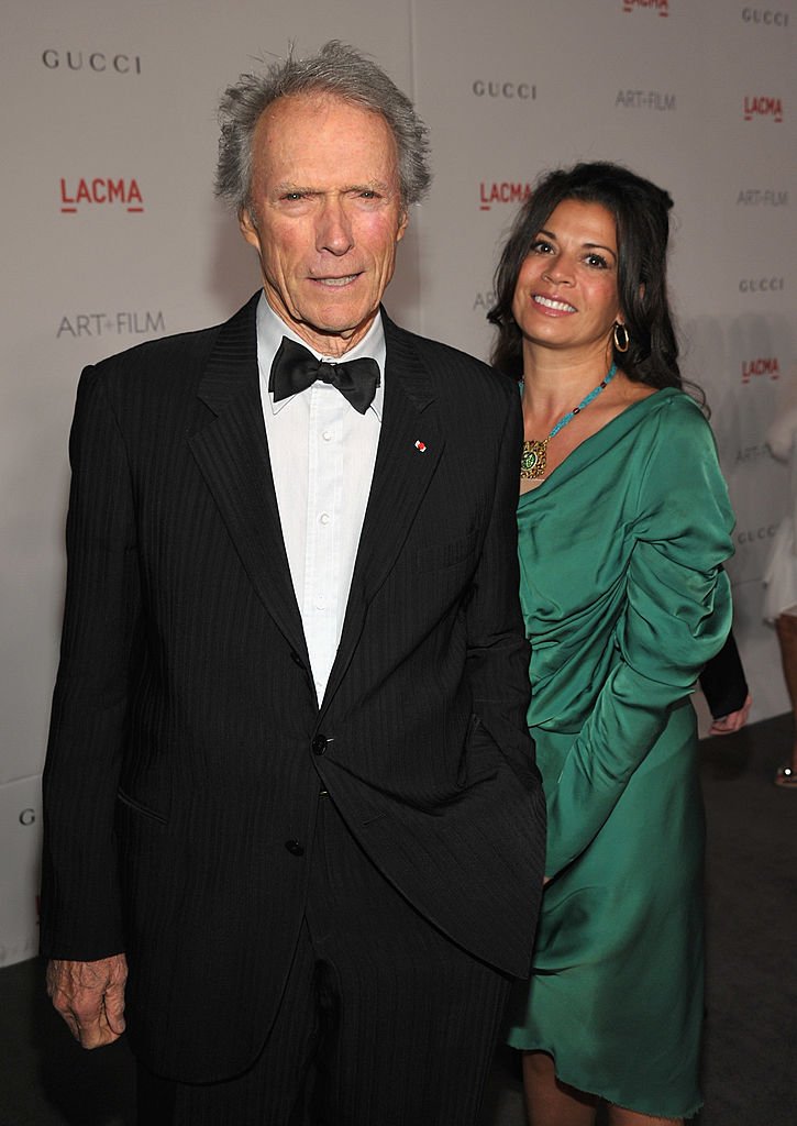 Clint Eastwood y Dina Ruiz en 2011 en Los Ángeles. | Foto: Getty Images