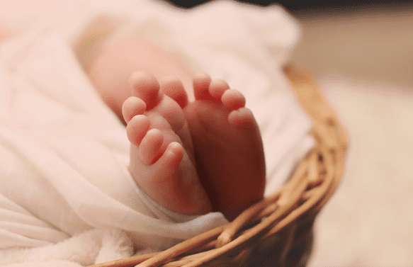Die Babyfüßchen eines süßen Babys. | Quelle: Pexels