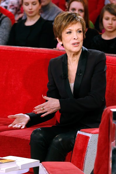 Catherine Laborde présente son livre "Les chagrins ont la vie dure" lors de l'émission "Vivement Dimanche".|Photo : Getty Images.