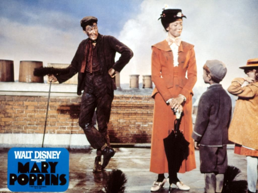 Matthew Garba, Dick van Dyke, Karen Dotrice, Matthew Garber und Julie Andrews Bert in einer Szene von „Mary Poppins“. | Quelle: Getty Images