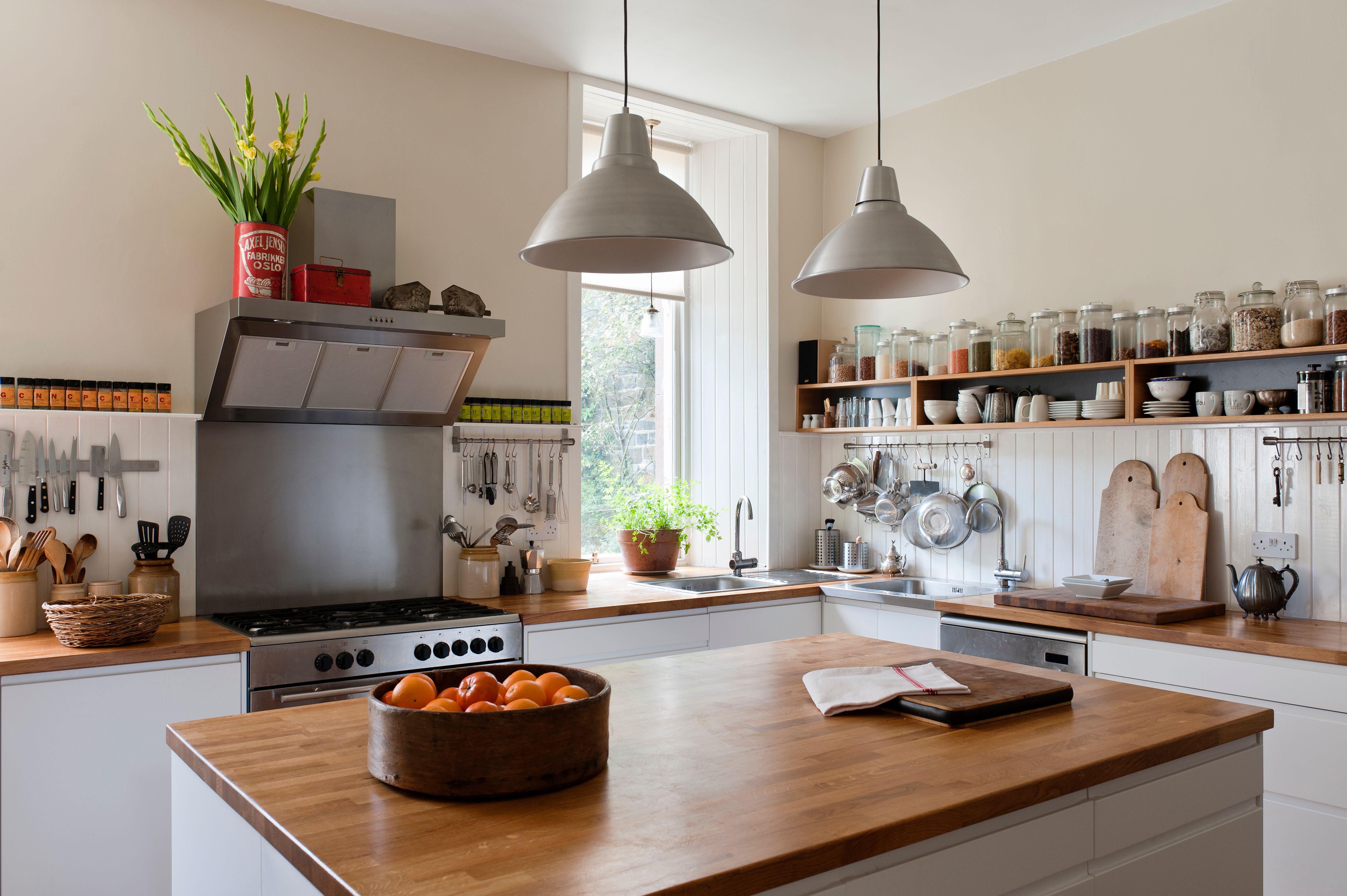 A modern kitchen with tomatoes on the table. | Source: Getty Images