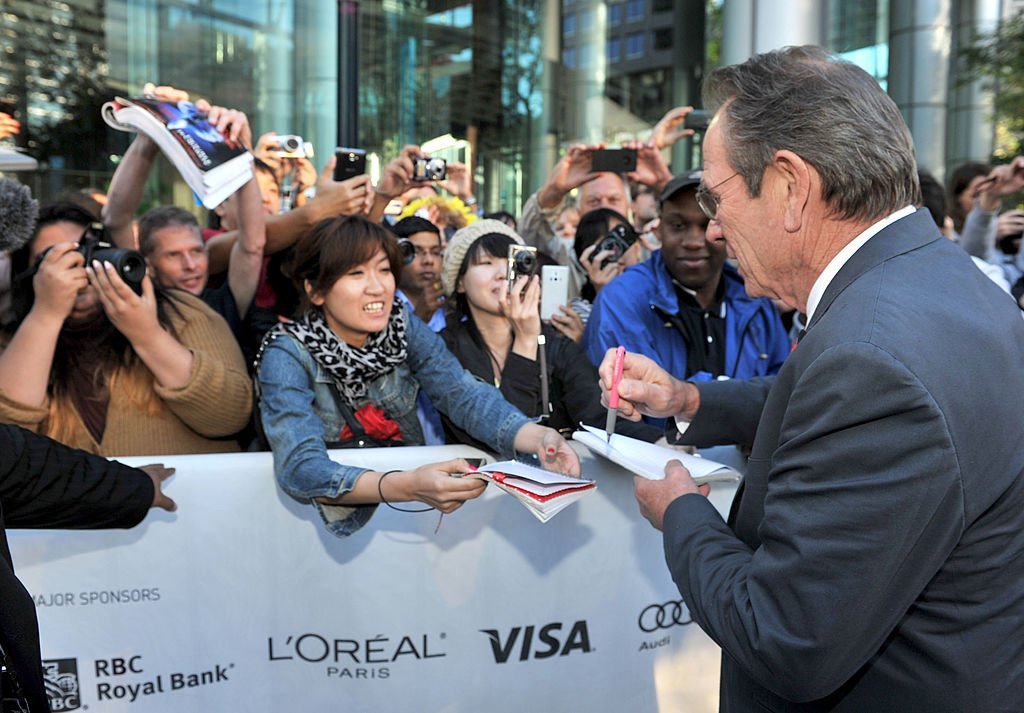 Tommy Lee Jones signing autographs. I Image: Getty Images.