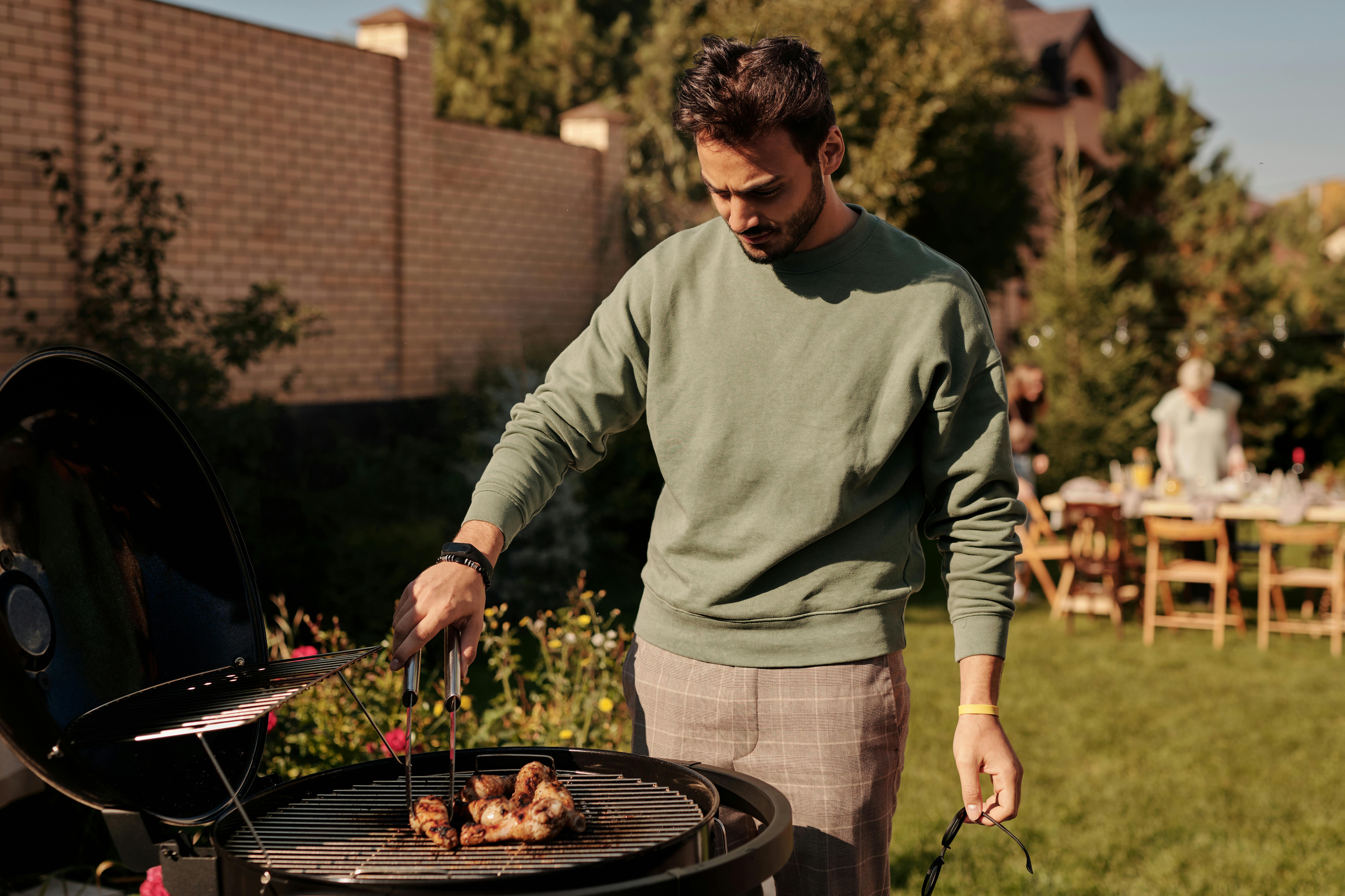 Man cooks at a barbecue | Source: Pexels