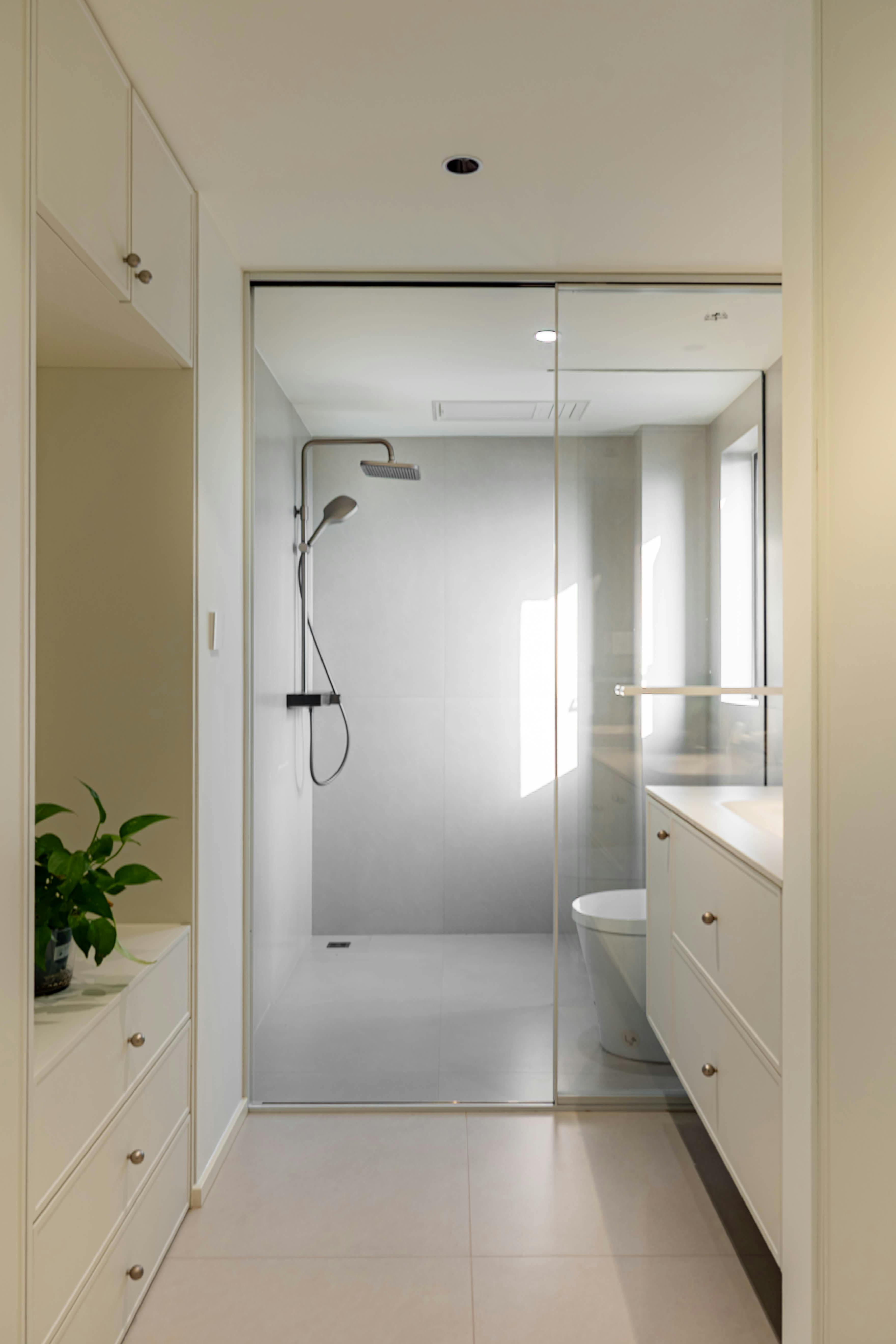 A minimalist bathroom | Source: Pexels