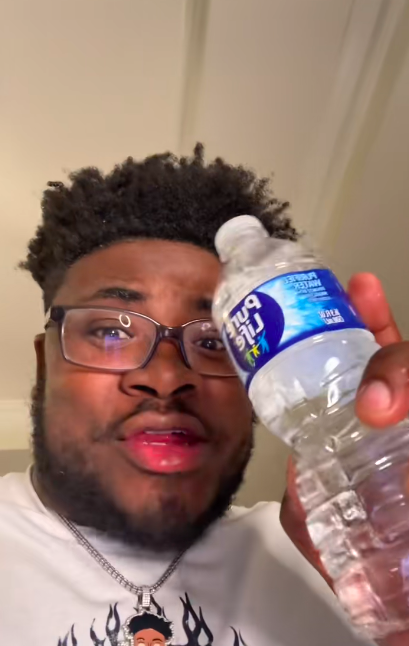 Marquay Collins joking about using water to try moisturize his feet. | Source: TikTok/@marquaythegoat