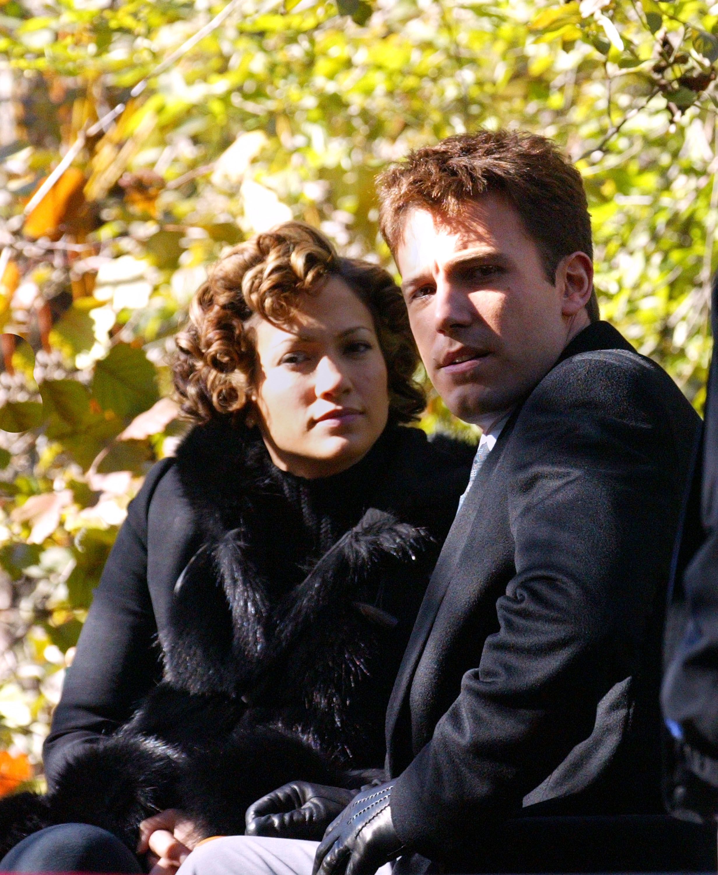 Jennifer Lopez and Ben Affleck on the set of "Jersey Girl" in Central Park on November 7, 2002, in New York City | Photo: Matthew Peyton/Getty Images