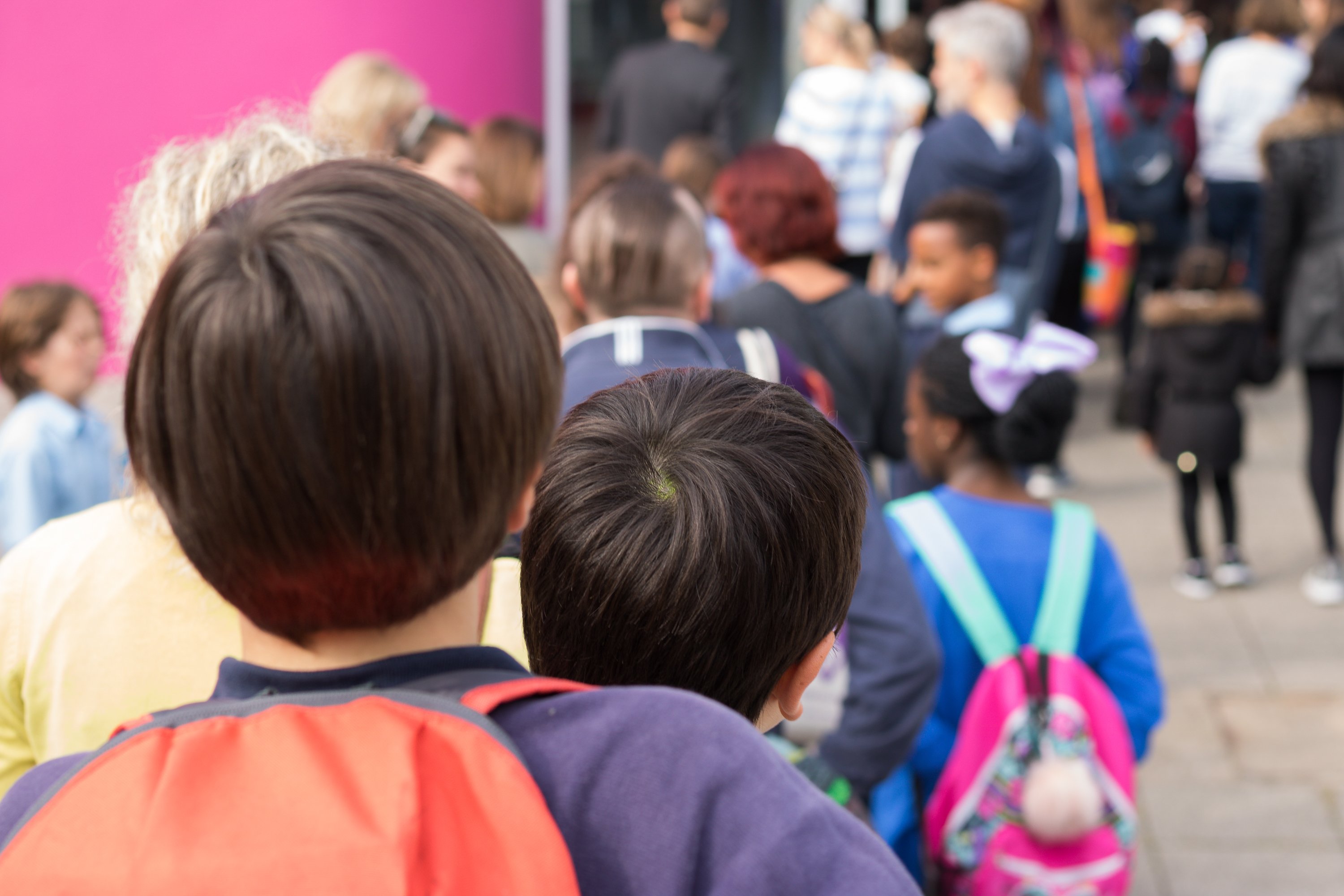 Niños entrando a la escuela. | Foto: Shutterstock
