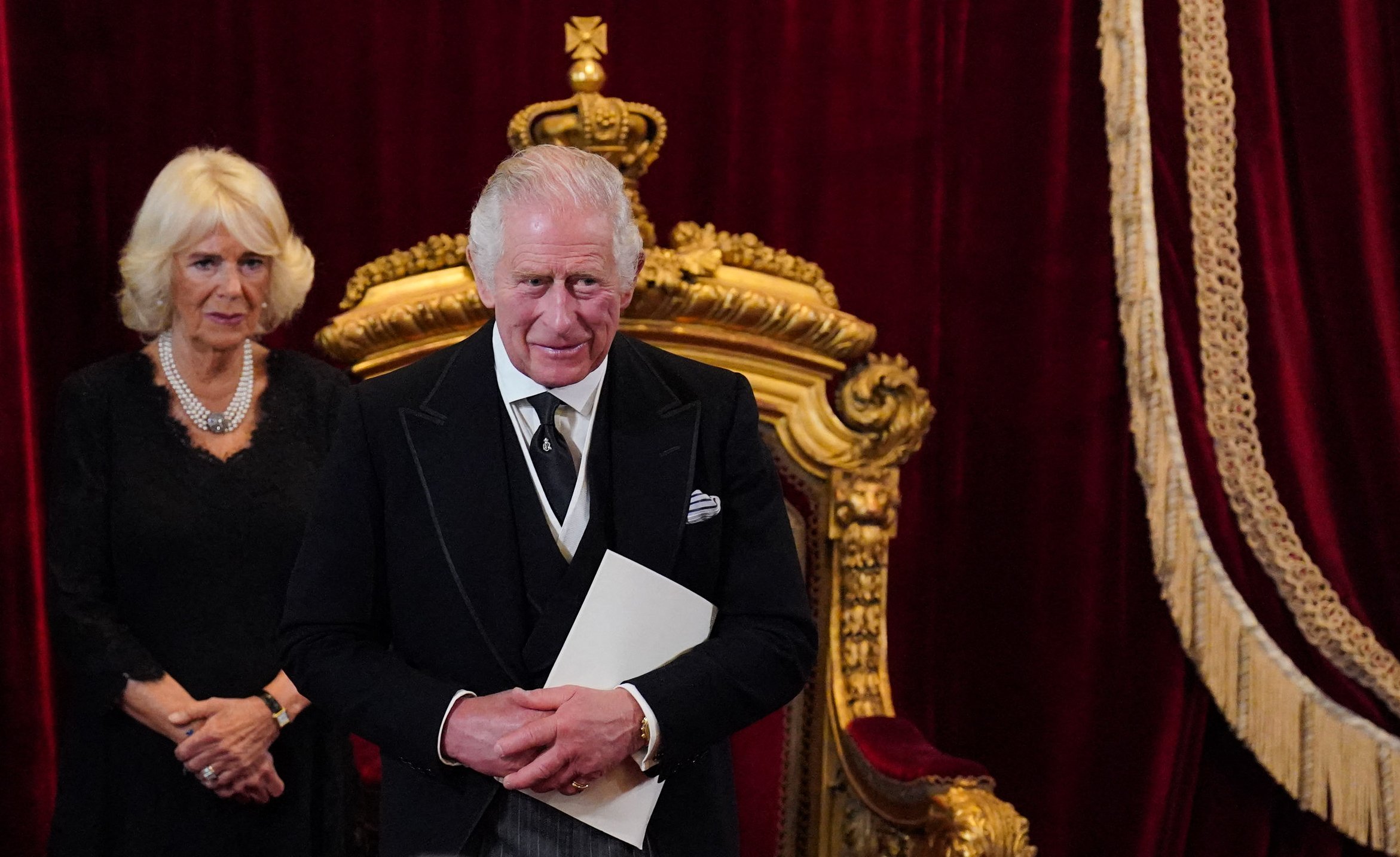 Camilla, Queen Consort reagiert, als der britische König Karl III. bei einem Treffen des Beitrittsrates im St. James's Palace in London am 10. September 2022 lächelt. | Quelle: Getty Images