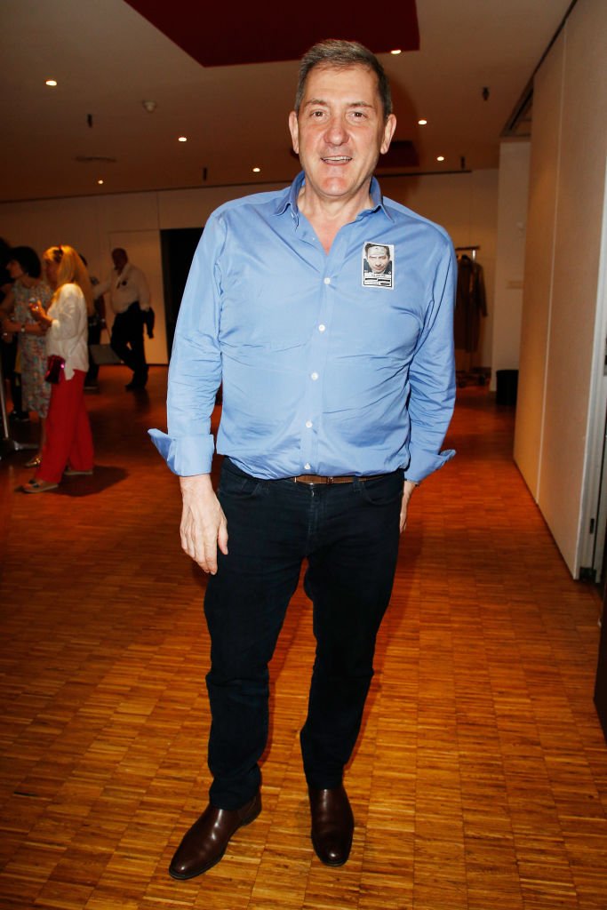 Yves Calvi assiste à "Sans Modération" au "One Man Show" de Laurent Gerra au Palais des Congrès le 8 juin 2018 à Paris. | Photo : Getty Images Yves Calvi assiste à "Sans Modération" au "One Man Show" de Laurent Gerra au Palais des Congrès le 8 juin 2018 à Paris. | Photo : Getty Images