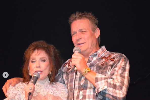 Loretta Lynn and Ernerst Ray Lynn performing together posted on May 28, 2022 | Source: Instagram/lorettalynnofficial