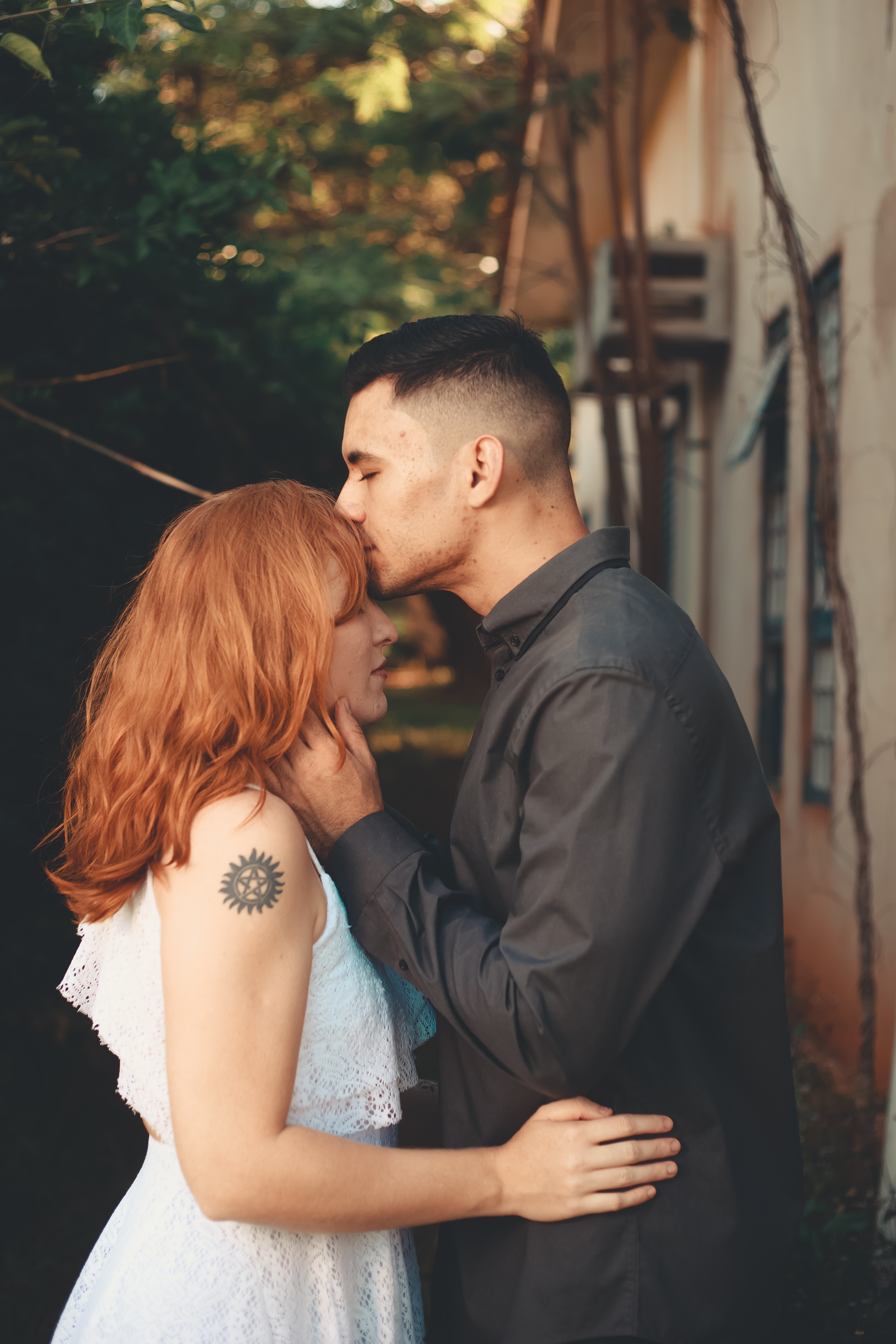 A man kissing a woman on the forehead. | Source: Pexels