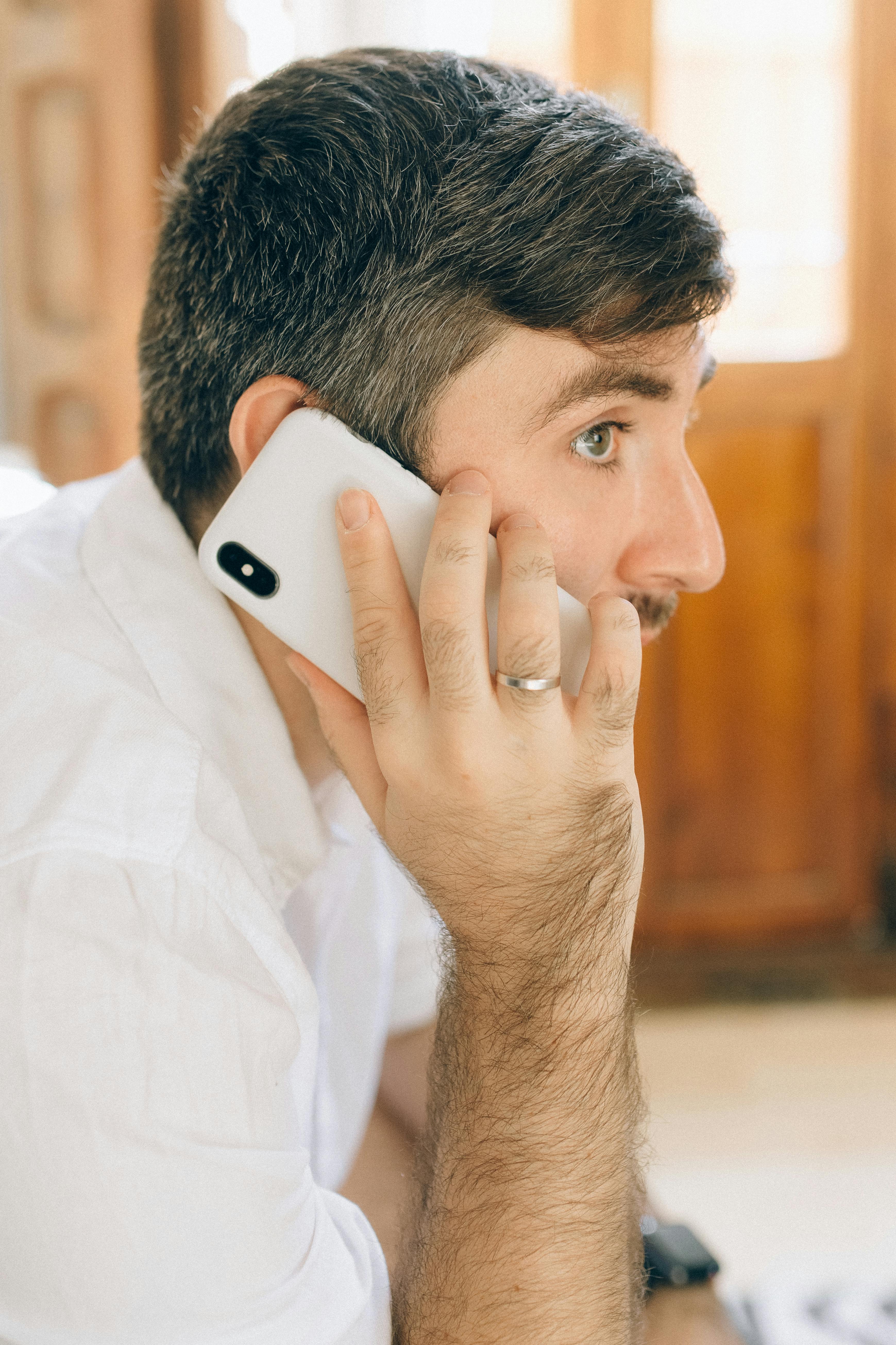 Man talking to his mother on the phone | Source: Pexels