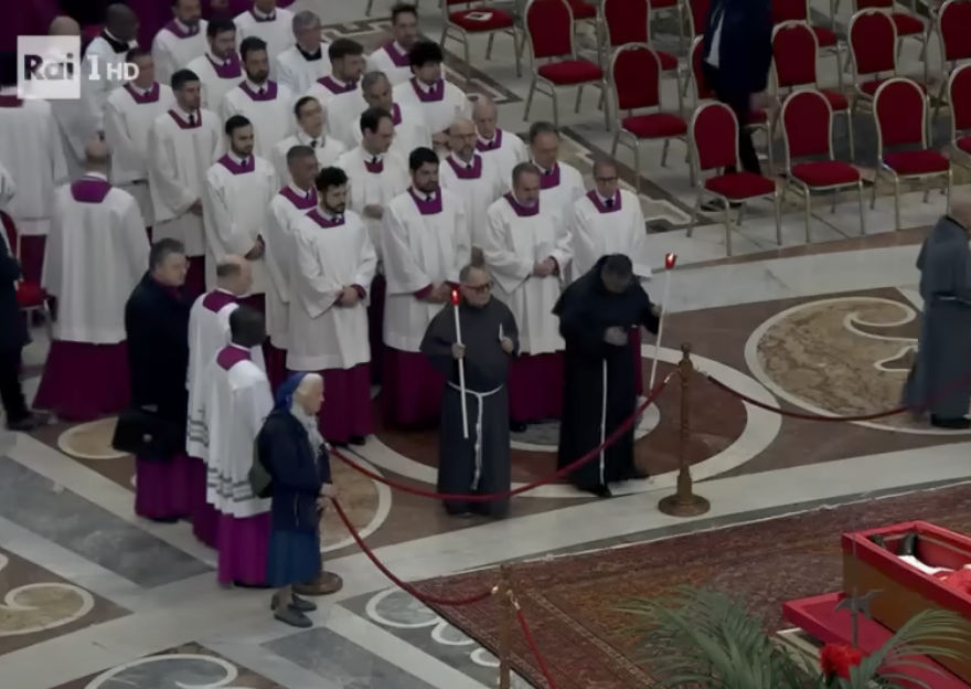 Sister Genevieve photographed looking over at Pope Francis's casket. | Source: YouTube/Rai