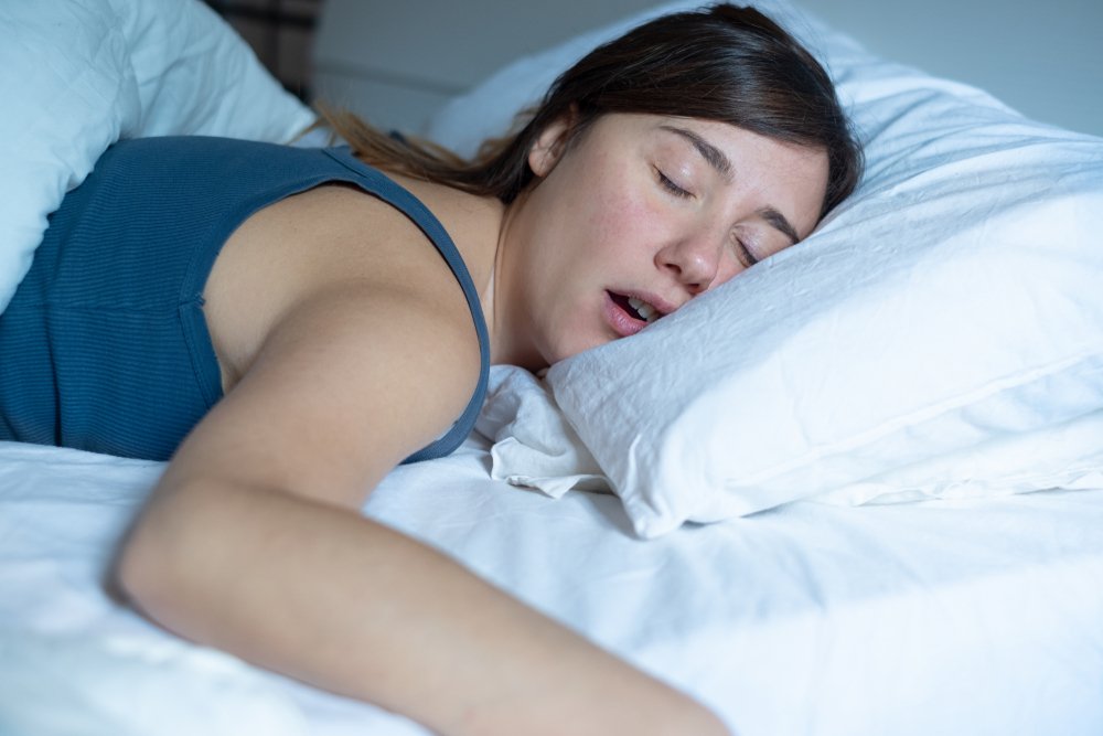 Schnarchende Frau | Quelle: Shutterstock