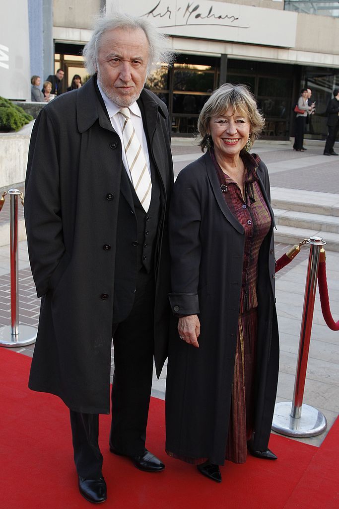L'acteur français Jean-François Balmer et sa femme posent à leur arrivée pour la 25e cérémonie de remise des prix du théâtre Molières le 17 avril 2011 à la Maison des Arts et de la Culture à Créteil, près de Paris. | Photo : Getty Images