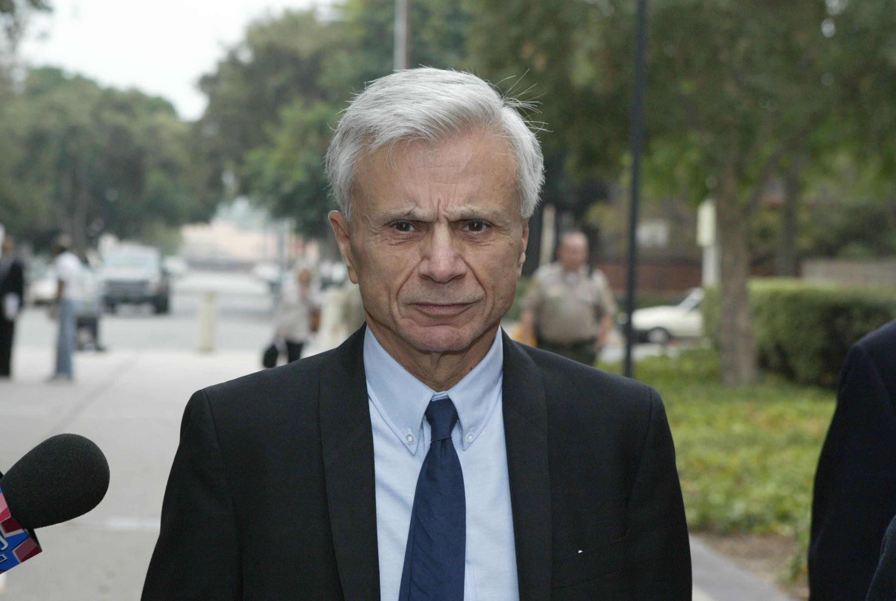  Actor Robert Blake arrives at Van Nuys Municipal court for a pre-trial hearing in his murder case on September 17, 2004 in Van Nuys, California | Source: Getty Images