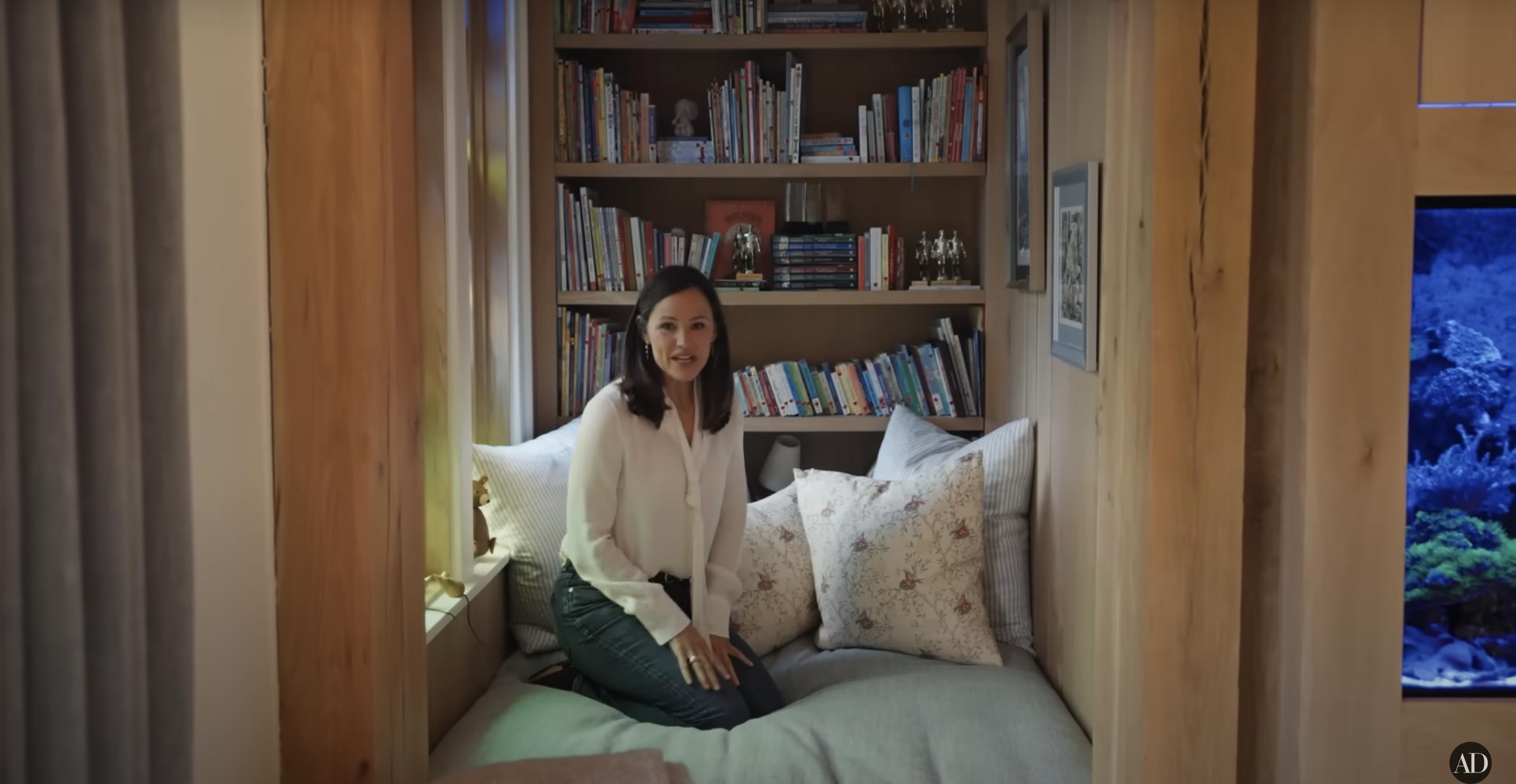 Jennifer Garner's reading nook, dated September 3, 2024 | Source: YouTube/@Archdigest