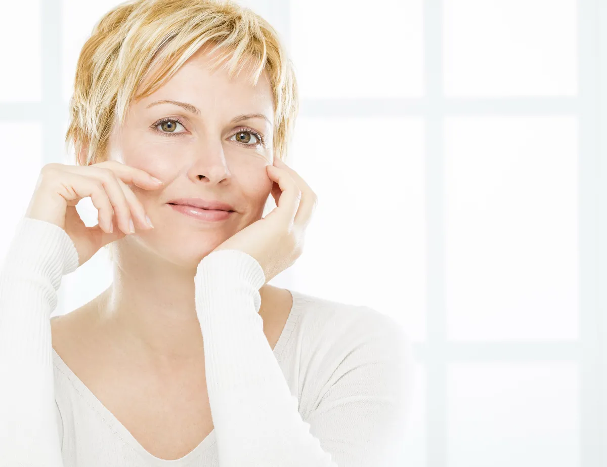 Une femme de 40 ans aux cheveux courts. | Photo : Shutterstock